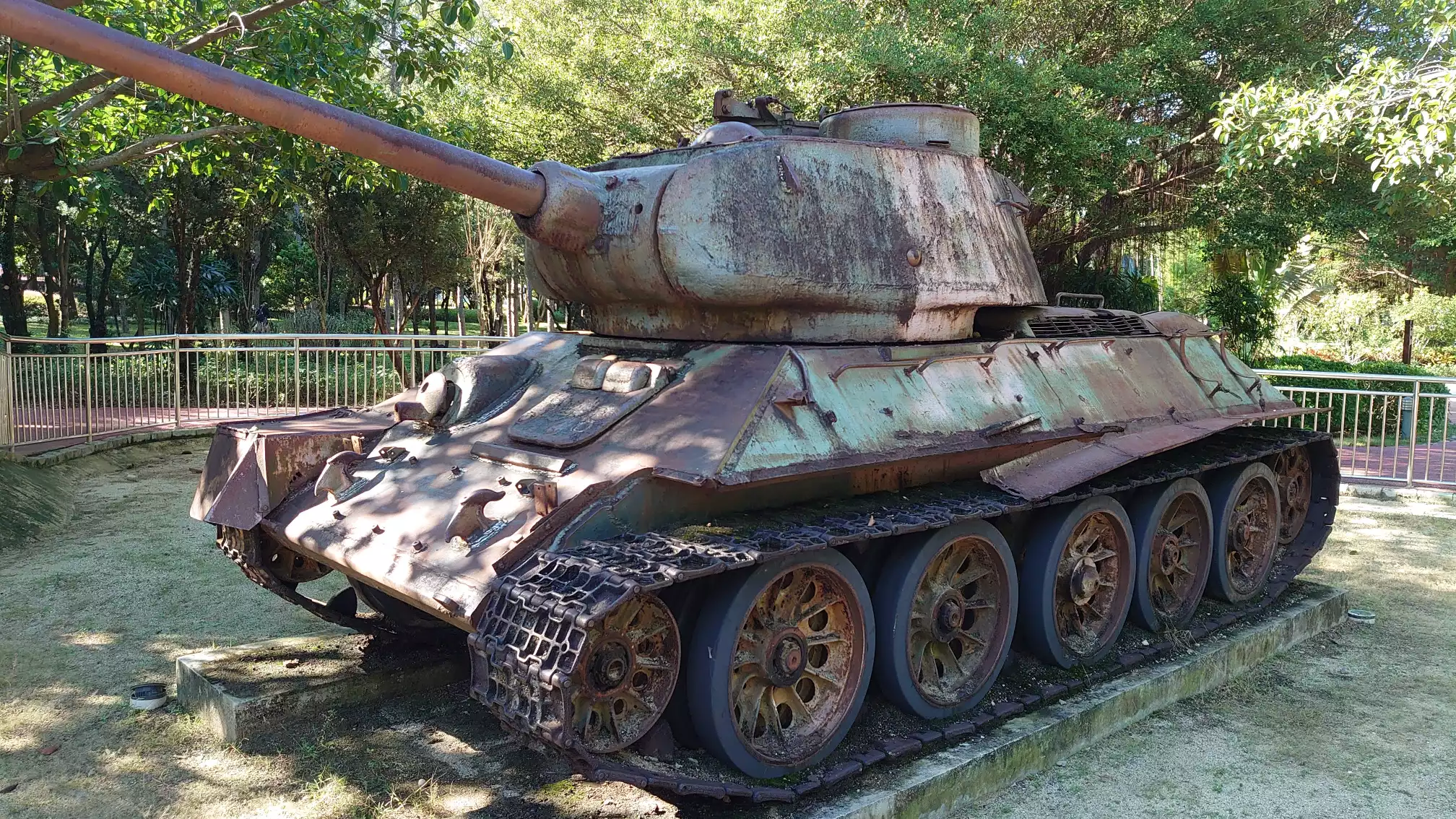 一辆作为公园景点的坦克，不知道已经在这里放了多久，早已锈迹斑斑